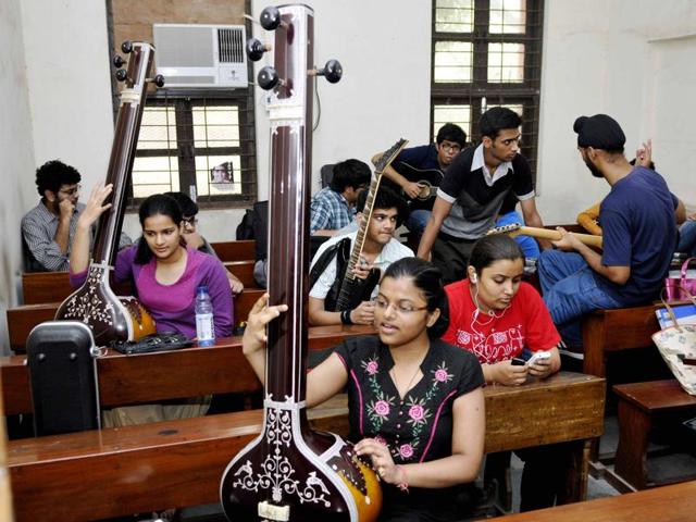 Students practise before an extra curricular activity trial in a Delhi University college. (Hindustan Times File) Students practise before an extra curricular activity trial in a Delhi University college. (Hindustan Times File)