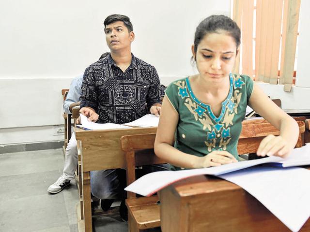 Students fill admission forms at SRCC in New Delhi on Tuesday. (Saumya Khandelwal/HT PHOTO) Students fill admission forms at SRCC in New Delhi on Tuesday. (Saumya Khandelwal/HT PHOTO)