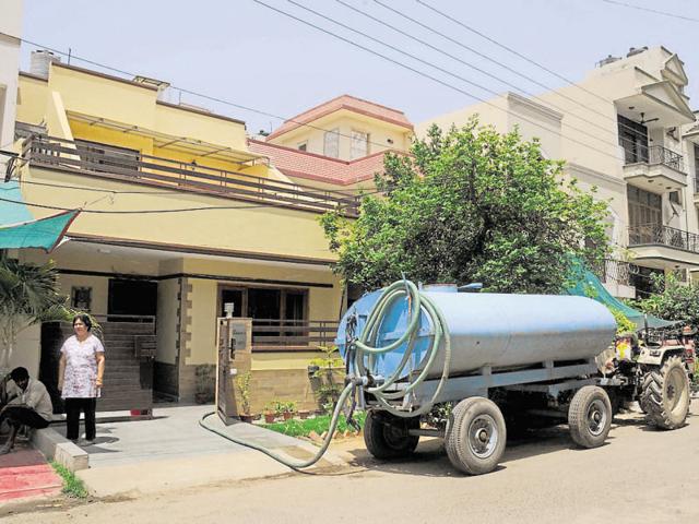 Residents in the city have no option but to pay for water tankers from time to time. Most residents say calling for a tanker is an expensive affair.(HT File) Residents in the city have no option but to pay for water tankers from time to time. Most residents say calling for a tanker is an expensive affair.(HT File)