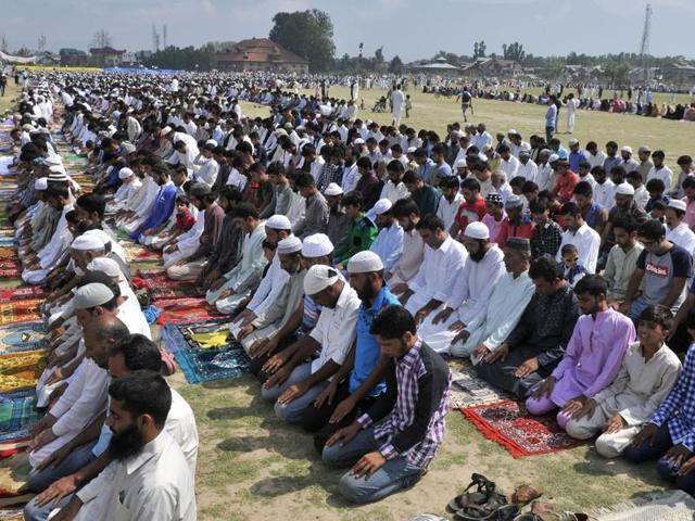 Kashmiri men offer prayers on the occasion of Eid-ul-Fitr at Eidgah in Srinagar on Wednesday. (Waseem Andrabi/ HT Photo) Kashmiri men offer prayers on the occasion of Eid-ul-Fitr at Eidgah in Srinagar on Wednesday. (Waseem Andrabi/ HT Photo)