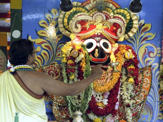 Devotees celebrating Rath Yatra at ISKCON temple in Kolkata. (Ashok Nath Dey /HT photo)