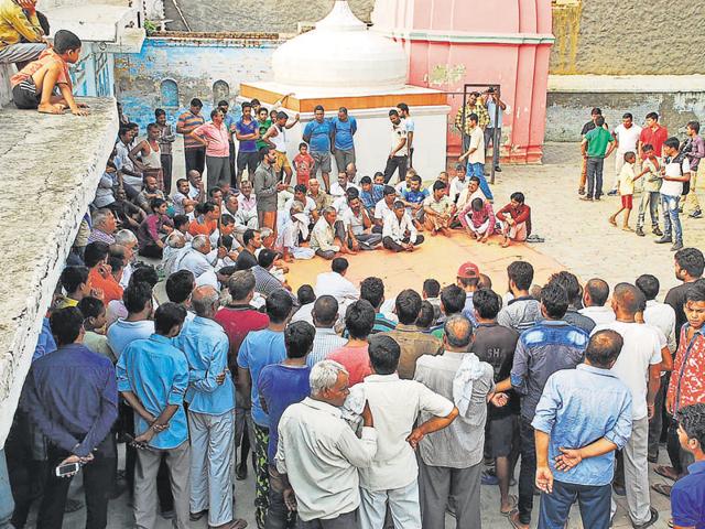 Residents of Bisada held a panchayat inside a temple on June 26 to decide on the course of action. Most villagers demanded development of the village at the meeting.(HT File Photo) Residents of Bisada held a panchayat inside a temple on June 26 to decide on the course of action. Most villagers demanded development of the village at the meeting.(HT File Photo)