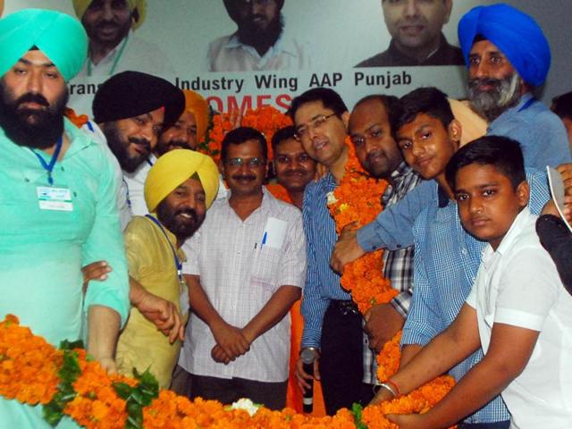 Delhi CM Arvind Kejriwal with AAP workers at Guru Nanak Bhawan in Ludhiana on Tuesday. (JS Grewal/HT Photo) Delhi CM Arvind Kejriwal with AAP workers at Guru Nanak Bhawan in Ludhiana on Tuesday. (JS Grewal/HT Photo)