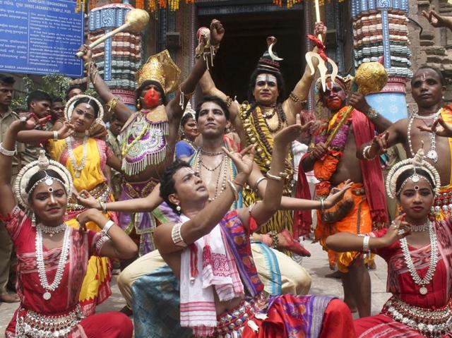 Traditional dancers perform during Dhadhi Pahandi at Ratahyatra festival in Puri. (Arabinda Mahapatra /HT photo)