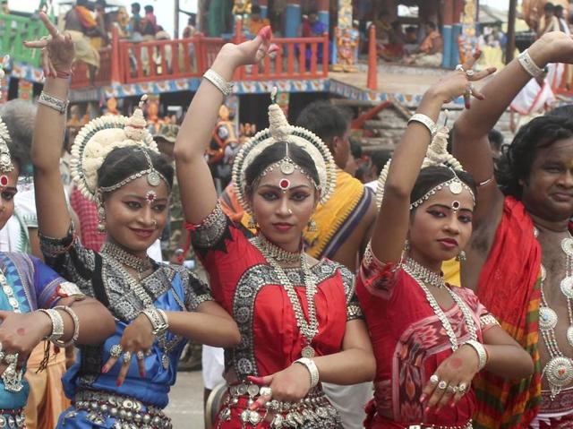 Traditional dancers perform during Dhadhi Pahandi at Ratahyatra festival in Puri. (Arabinda Mahapatra /HT photo)
