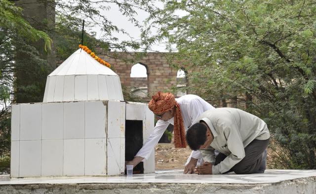 Every Thursday, for almost 700 years, devotees from the village have been coming to Sultan Garhi, which houses a sufi shrine and a temple. (Tribhuwan Sharma / HT Photo)