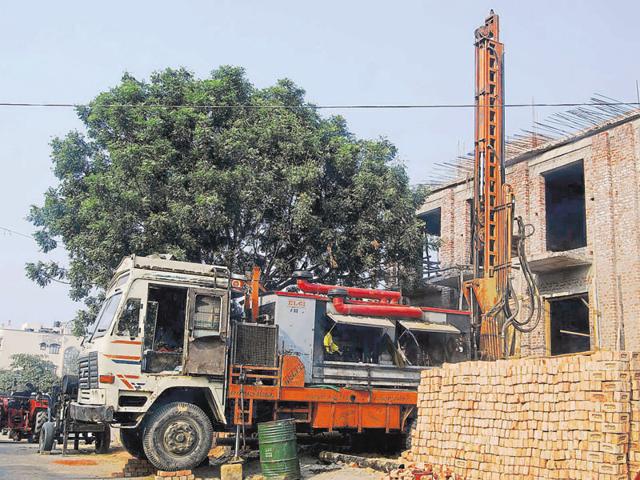 More than half of Gurgaon’s population depends on untreated water from illegal borewells.(HT File)