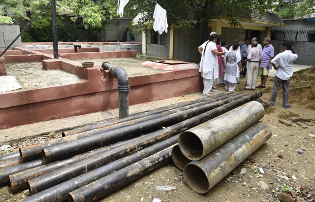 The residents protested and alleged that the move will affect the water distribution system of the locality. (S Burmaula / HT Photo) The residents protested and alleged that the move will affect the water distribution system of the locality. (S Burmaula / HT Photo)