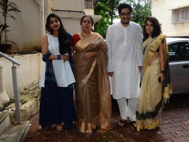 Aamir’s ex-wife Reena, son Junaid and daughter Ira pose for the shutterbugs. (Viral Bhayani)