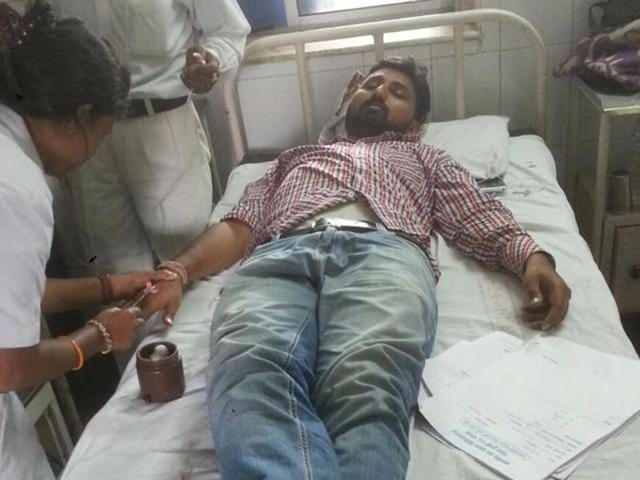 Injured journalist Krishna Kumar Tiwari being treated at JP Hospital in Bhopal. (HT Photo) Injured journalist Krishna Kumar Tiwari being treated at JP Hospital in Bhopal. (HT Photo)