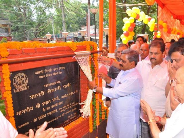 Delhi BJP chief Satish Upadhyay inaugurates the plaque of a renamed park in south Delhi. (Handout) Delhi BJP chief Satish Upadhyay inaugurates the plaque of a renamed park in south Delhi. (Handout)
