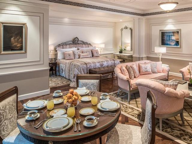 Palazzo Versace Dubai’s 1,000 square foot executive suites have a spacious living and dining area, king size bed and walk-in wardrobe. (Palazzo Versace) 