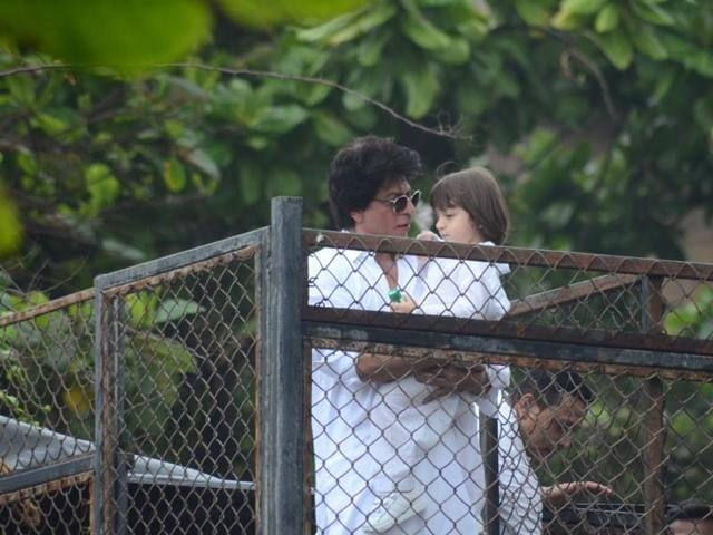 Guess SRK’s telling AbRam: Time to go back inside. (Viral Bhayani)