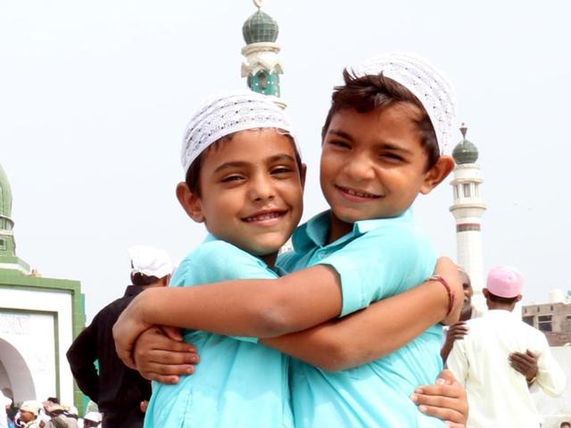 ‘Eid mubarak, bhaijaan’: Children exchanging Eid greetings in Bathinda on Thursday. (Sanjeev Kumar/HT Photo)