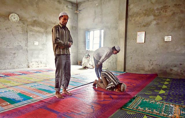 Muslims offering Nawaz on the eve of Eid at old Mosque at Bisada village. (Raj K Raj/HT Photo) Muslims offering Nawaz on the eve of Eid at old Mosque at Bisada village. (Raj K Raj/HT Photo)