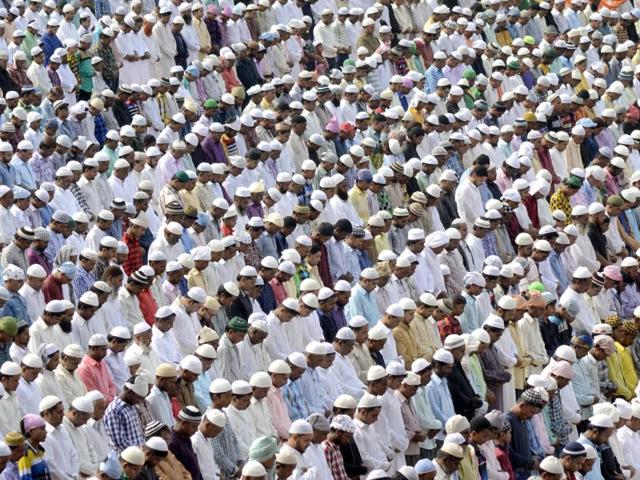 Sea of calm: Muslims offering prayers on Eid-ul-Fitr at the Jama Masjid in Chandigarh. (Keshav Singh/HT Photo)