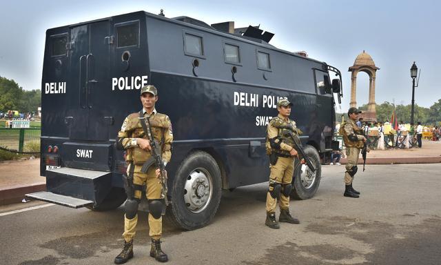 Fully equipped SWAT Commands at India Gate. Delhi has only three of them. The rest are old car outsourced from private cab companies and driven by civilians. (Raj K Raj/Hindustan Times) Fully equipped SWAT Commands at India Gate. Delhi has only three of them. The rest are old car outsourced from private cab companies and driven by civilians. (Raj K Raj/Hindustan Times)