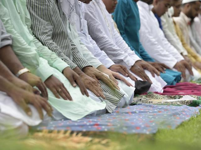 Muslims observe Eid Al Fitr with prayers at the Ferozshah Kotla mosque. (Gurinder Osan/HT PHOTO)