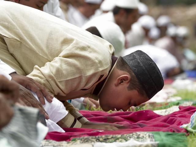 Muslims observe Eid Al Fitr with prayers at the Ferozshah Kotla mosque in Delhi. (Gurinder Osan/HT PHOTO)