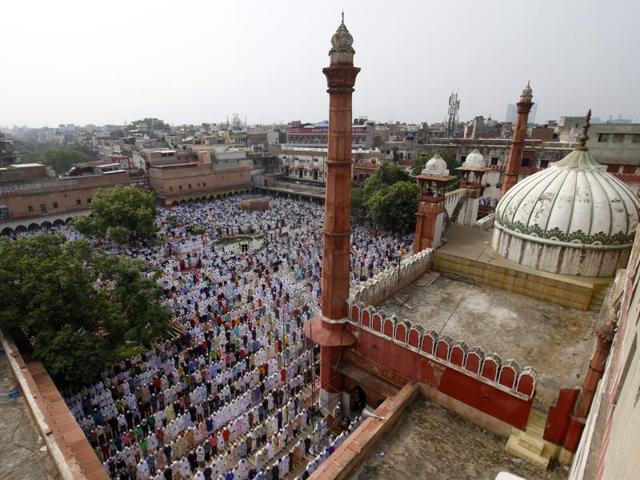 Muslims offer prayers to mark the festival of Eid al-Fitr, the end of the fasting month of Ramzan at Fatehpuri Masjid. (Sanchit Khanna/HT Photo)