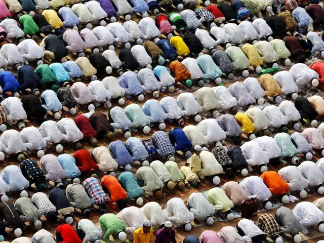 Muslims offer prayers to mark the festival of Eid al-Fitr, the end of the fasting month of Ramzan at Fatehpuri Masjid in new Delhi. (Sanchit Khanna/HT Photo)
