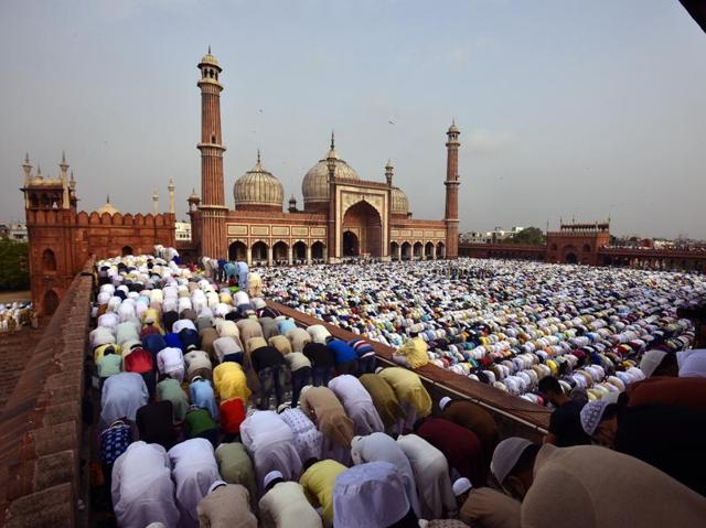 Muslims offer Eid al-Fitr prayers at the Jama Mosque in Delhi. (Raj K Raj/HT Photo)