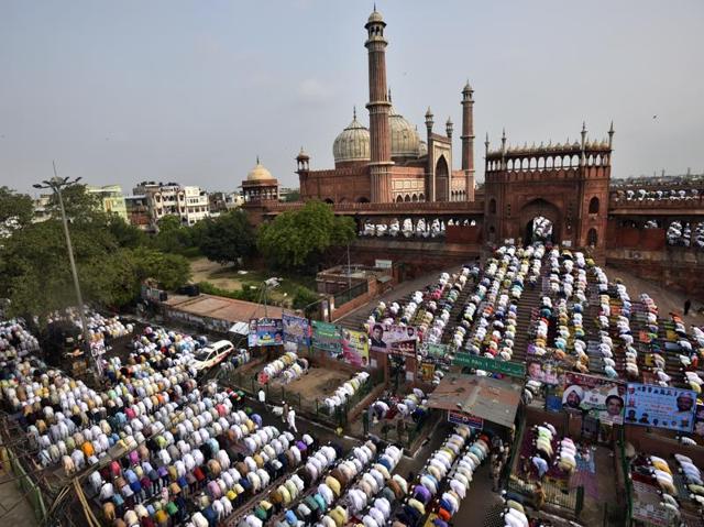 Muslims offer prayers for Eid al-Fitr, marking the end of the holy month of Ramadan at Delhi’s Jama Masjid. (Ravi Choudhary/HT Photo)