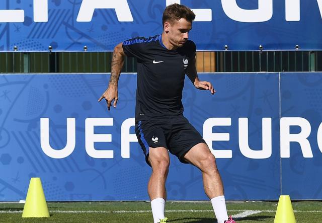 France's forward Dimitri Payet (left) and France's forward Antoine Griezmann take part in a training session in the southern French city of Marseille. (AFP File Photo) France's forward Dimitri Payet (left) and France's forward Antoine Griezmann take part in a training session in the southern French city of Marseille. (AFP File Photo)