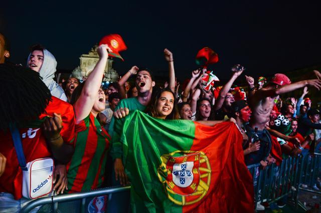 Portugal football team's supporters celebrate their 2-0 victory after watching the Euro 2016 semifinal. (AFP Photo) Portugal football team's supporters celebrate their 2-0 victory after watching the Euro 2016 semifinal. (AFP Photo)
