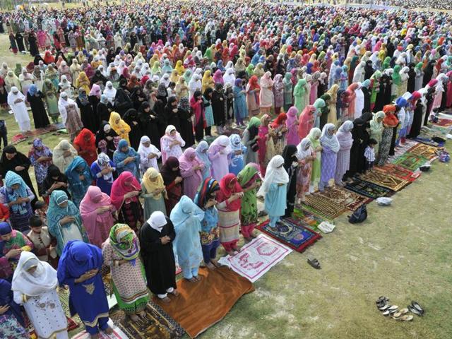 Kashmiri women offer prayers on the occasion of Eid-al-Fitr at Eidgah. The celebrations marked the end of the Muslim holy month of Ramadan. (Waseem Andrabi/HT Photo)