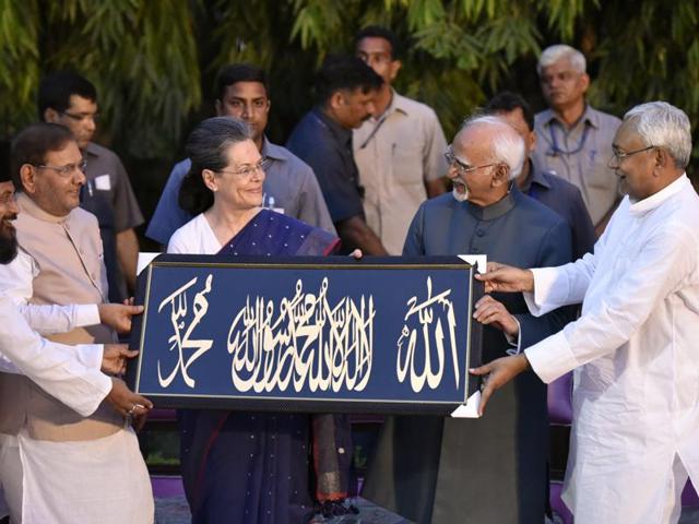 Vice-president Hamid Ansari, Congress chief Sonia Gandhi and Bihar chief minister Nitish Kumar at an iftar party hosted by JD(U) leader Sharad Yadav at his resident at Tughlak Road in Delhi. (Arun Sharma /HT Photo) Vice-president Hamid Ansari, Congress chief Sonia Gandhi and Bihar chief minister Nitish Kumar at an iftar party hosted by JD(U) leader Sharad Yadav at his resident at Tughlak Road in Delhi. (Arun Sharma /HT Photo)