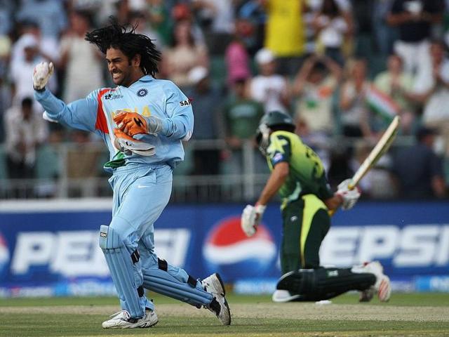 Dhoni celebrates India’s victory with Misbah-ul-Haq of Pakistan looking on during the Twenty20 Championship final match between Pakistan and India at The Wanderers Stadium, in Johannesburg, South Africa. (Getty Images) 