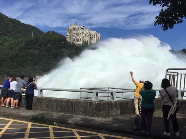 This handout photo taken by the Water Resources Agency and released by CNA Photo on Thursday shows visitors watching as water is released as a preventive measure from the Shihmen Dam in the northern city of Taoyuan as weather forecasters warn of torrential rains and fierce winds from approaching Super Typhoon Nepartak. (AFP) This handout photo taken by the Water Resources Agency and released by CNA Photo on Thursday shows visitors watching as water is released as a preventive measure from the Shihmen Dam in the northern city of Taoyuan as weather forecasters warn of torrential rains and fierce winds from approaching Super Typhoon Nepartak. (AFP)