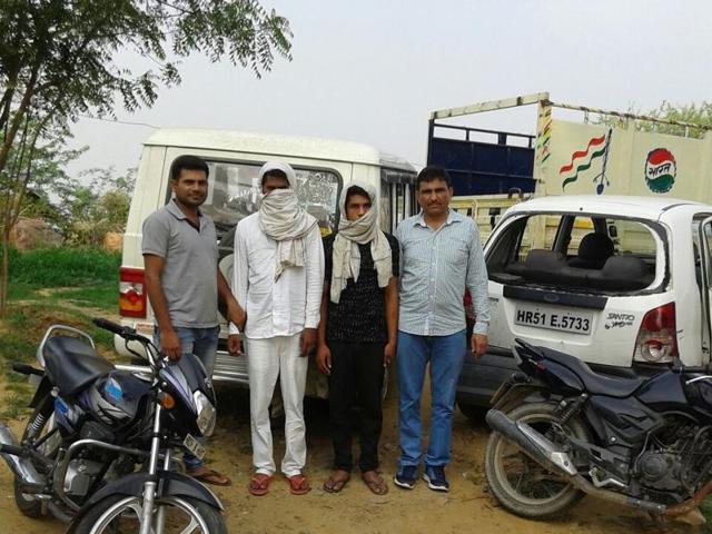 The accused have been identified as Jawed and Iqlash, residents of Salaheri in Mewat district. Police arrested them on Wednesday night from Indri Mod in Sohna on a tip-off. (HT Photo) The accused have been identified as Jawed and Iqlash, residents of Salaheri in Mewat district. Police arrested them on Wednesday night from Indri Mod in Sohna on a tip-off. (HT Photo)