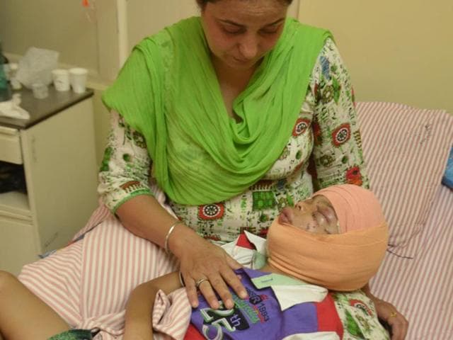 5-year-old Tajpreet Singh with his mother in a private hospital, Amritsar on Friday.(Sameer Sehgal/HT Photo)