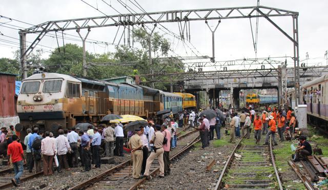 Derailment on CR delays 200 trains | Mumbai news - Hindustan Times