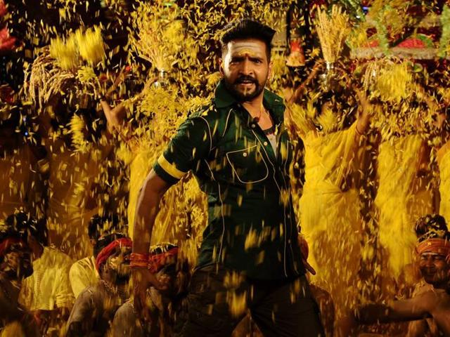 Despite looking handsome and displaying impressive skills, Santhanam hasn’t been able to let go of his comic mannerisms in Dhilluku Dhuddu.(DhillukuDhuttu/Facebook)