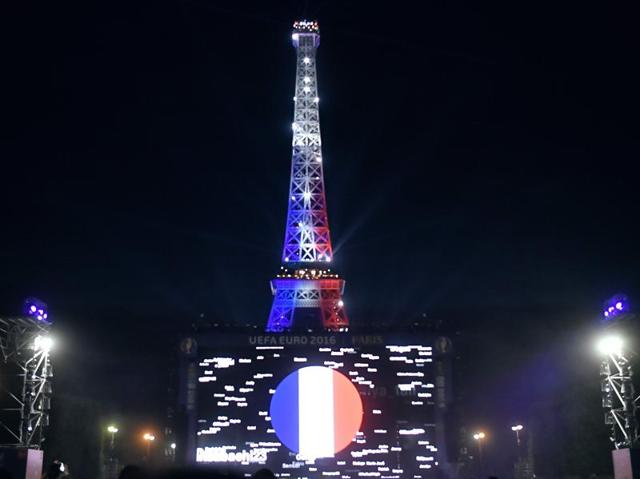 Eiffel Tower is lit with the colours of the French national flag after France won the Euro 2016 semifinal football match against Germany at the Paris Champs de Mars fan zone. (AFP Photo) Eiffel Tower is lit with the colours of the French national flag after France won the Euro 2016 semifinal football match against Germany at the Paris Champs de Mars fan zone. (AFP Photo)
