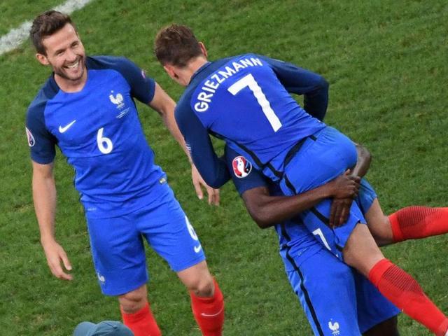 (Left to right) France's Yohan Cabaye, Antoine Griezmann and team mates celebrate after the Euro 2016 semifinal football match between Germany and France at the Stade Velodrome in Marseille. (AFP Photo) (Left to right) France's Yohan Cabaye, Antoine Griezmann and team mates celebrate after the Euro 2016 semifinal football match between Germany and France at the Stade Velodrome in Marseille. (AFP Photo)