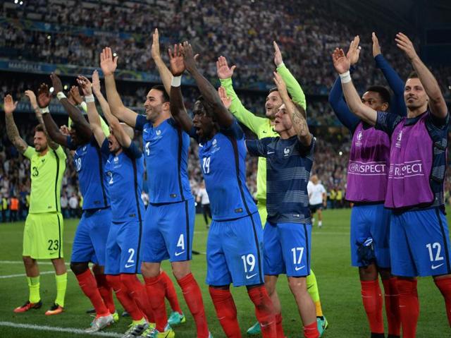 France's players gesture as they acknowledge supporters after winning the Euro 2016 semifinal football match against Germany. (AFP Photo) France's players gesture as they acknowledge supporters after winning the Euro 2016 semifinal football match against Germany. (AFP Photo)