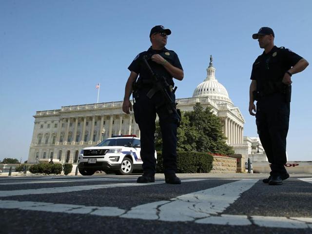 US Capitol Police officers stand outside the US Capitol after police ordered a lockdown of in Washington, US, July 8, 2016. (Reuters Photo)