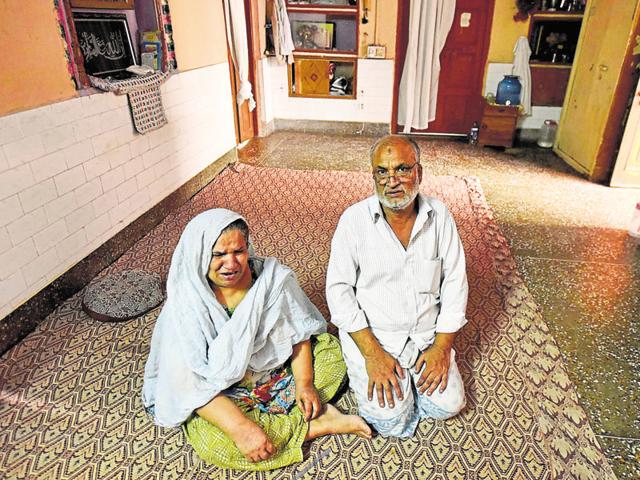 Mohd Khalid’s father Abdul Majeed and mother Firdosa Akhtar.(Ravi Choudhary/ Hindustan Times)