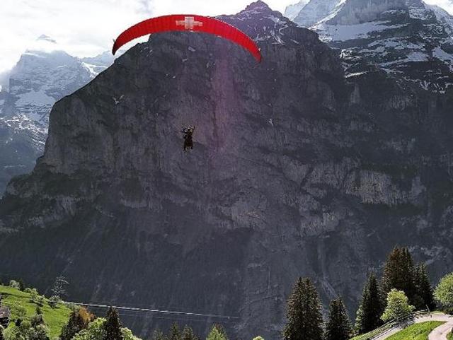 Next we paraglide in Mürren, a mountain village in Switzerland, 1,650 metres above sea level.  #YOLO (Instagram/buzzybuzzin) 