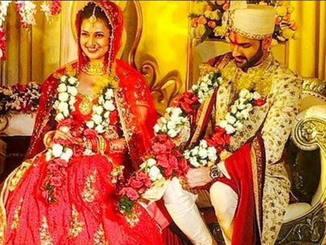 Popular TV actor Divyanka Tripathi married her Yeh Hain Mohobbatein co-star Vivek Dahiya on Friday in Bhopal. (Instagram)