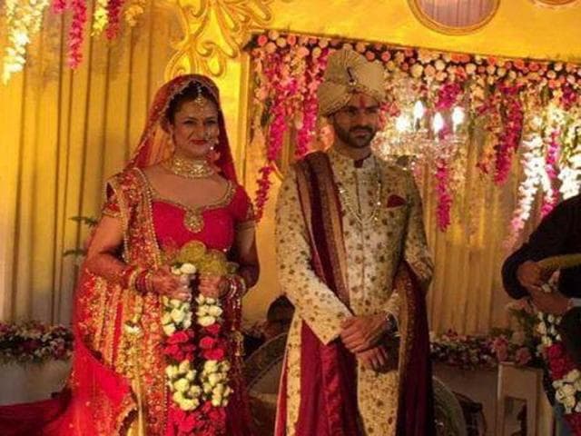 Divyanka and Vivek pose for the cameras before the varmaala ceremony. (SnehalSahay/Facebook)