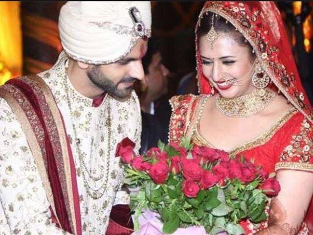 Vivek makes Divyanka blush with his sweet and lovely gestures. (SnehalSahay/Facebook)
