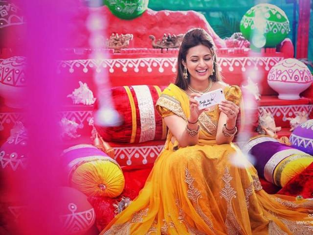 Divyanka glows as she flaunts her ‘bride-to-be’ phone cover. (DivyankaTripathi/Facebook)