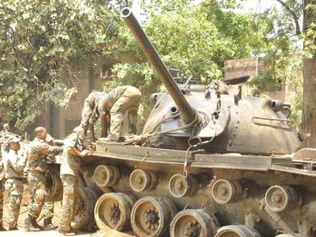 Armymen removing a Patton tank from Nehru Park in Gurdaspur. (HT Photo) Armymen removing a Patton tank from Nehru Park in Gurdaspur. (HT Photo)