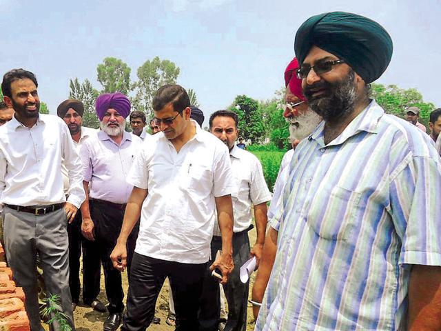 Special investigation team chief Shiv Kumar Verma (centre) checking a plot acquired for the road project at Piplanwala village in Hoshiarpur district on Friday. (HT Photo) Special investigation team chief Shiv Kumar Verma (centre) checking a plot acquired for the road project at Piplanwala village in Hoshiarpur district on Friday. (HT Photo)