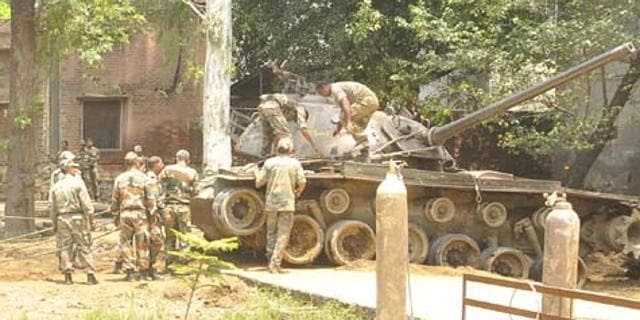 Armymen removing a Patton tank from Nehru Park in Gurdaspur. (HT Photo) Armymen removing a Patton tank from Nehru Park in Gurdaspur. (HT Photo)